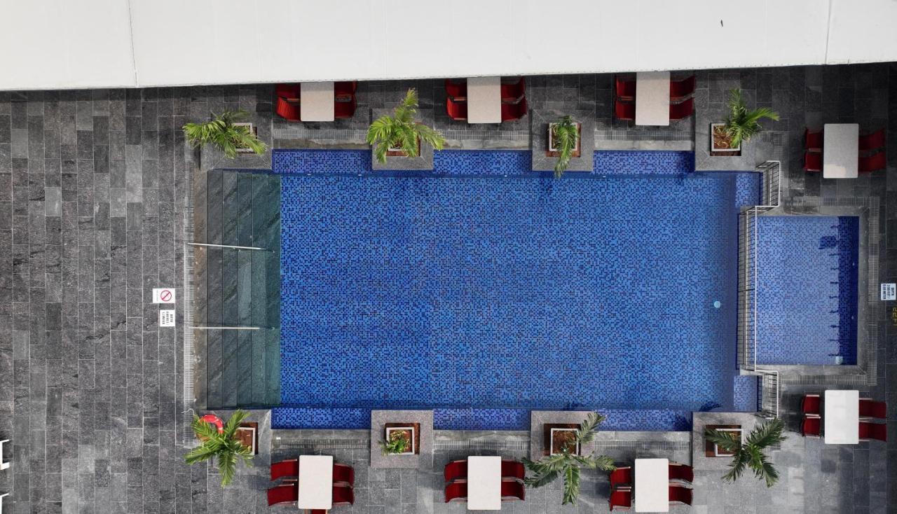 Le Meridien Hyderabad Exterior photo The pool at the hotel