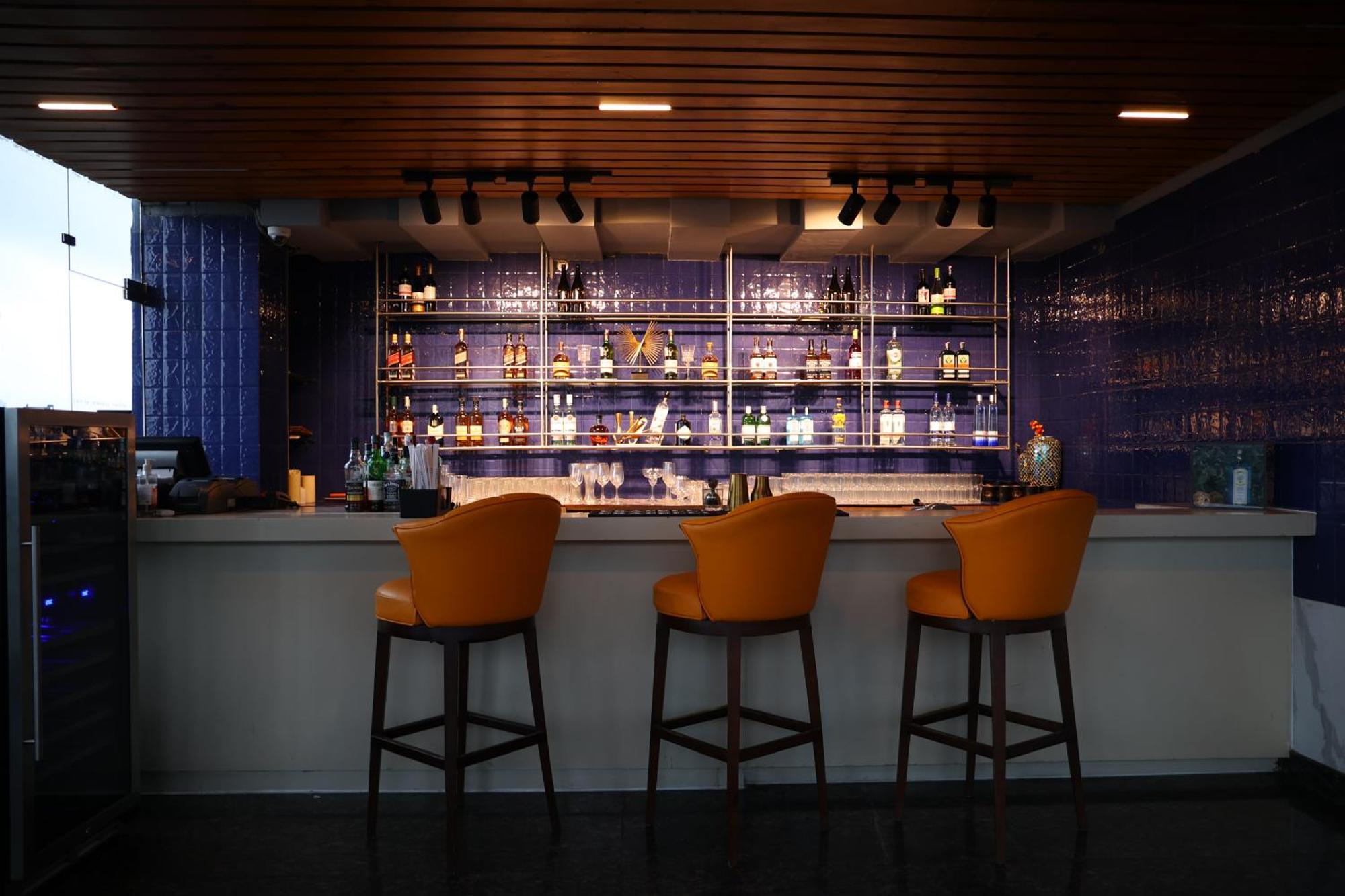 Le Meridien Hyderabad Exterior photo The bar at the lounge