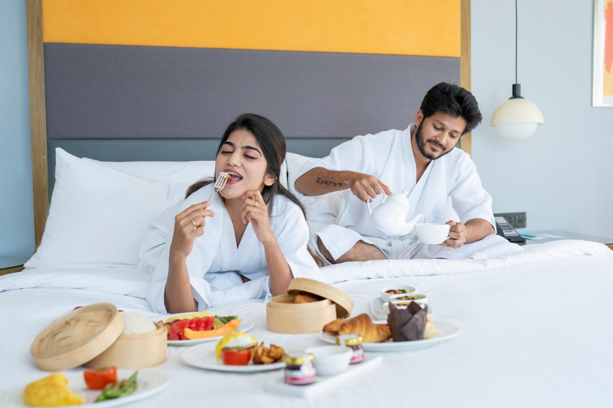 Le Meridien Hyderabad Exterior photo In-room dining