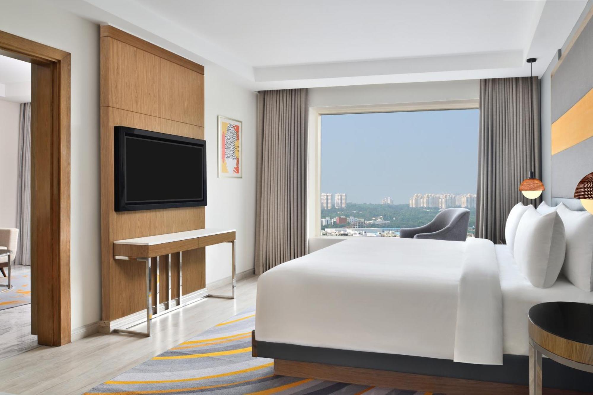 Le Meridien Hyderabad Exterior photo Deluxe Room