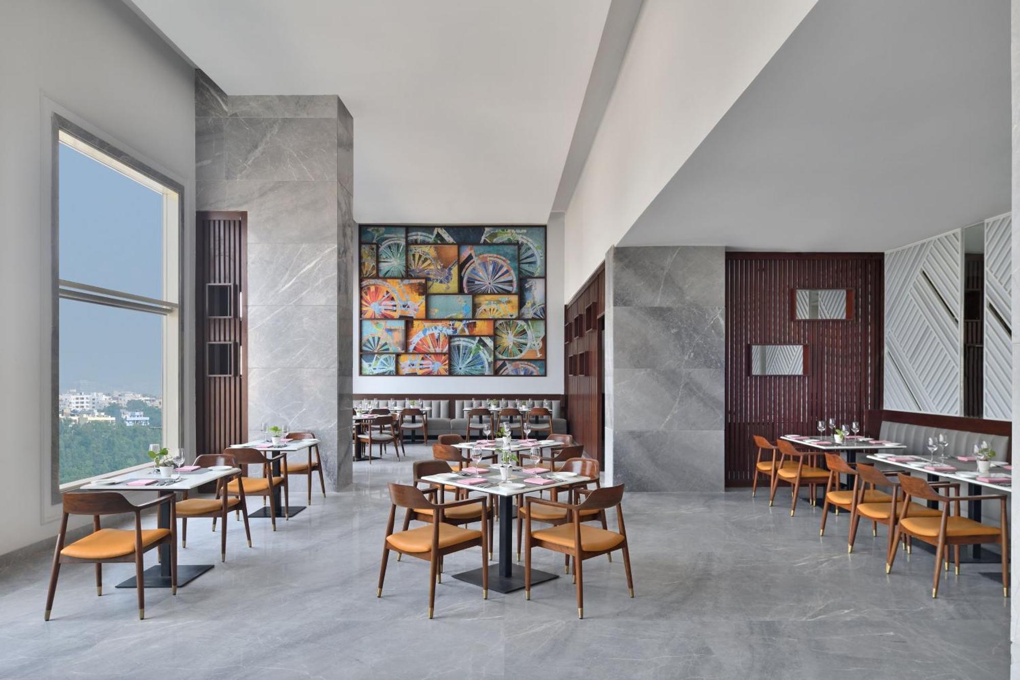 Le Meridien Hyderabad Exterior photo The restaurant